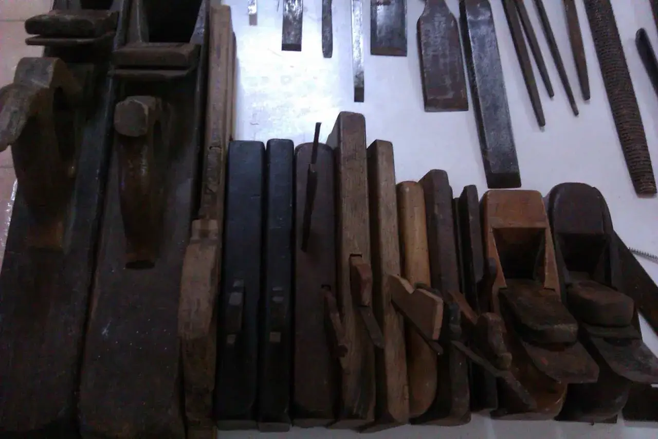 Herramientas antiguas de carpinter&iacute;a, cepillos y formones, listas para decapar madera y restaurar.