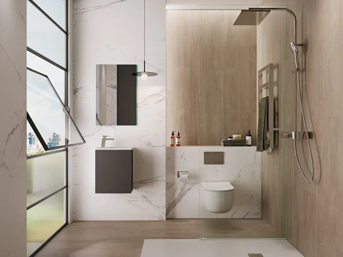 Ba&ntilde;o moderno con ducha peque&ntilde;a, inodoro suspendido, lavabo flotante y gran ventana.