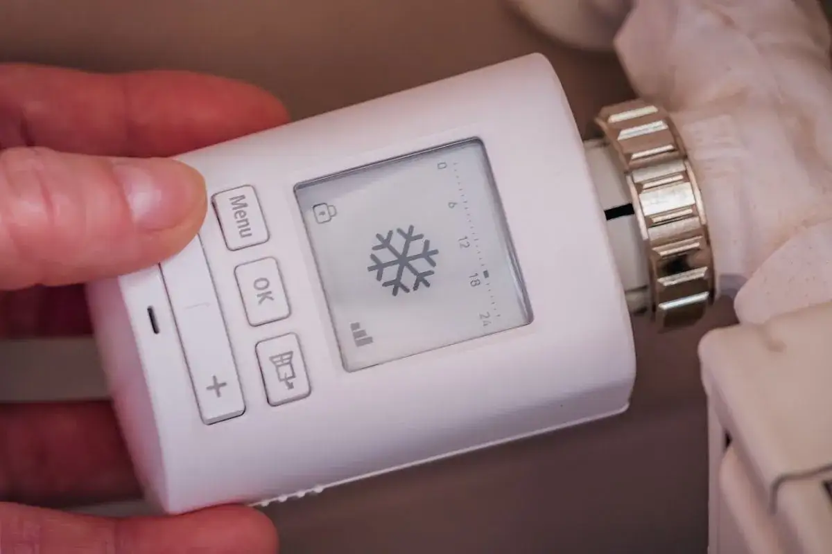 Termostato digital para radiador, parte de sistemas de calefacci&oacute;n eficientes. Muestra un copo de nieve, indicando modo fr&iacute;o.