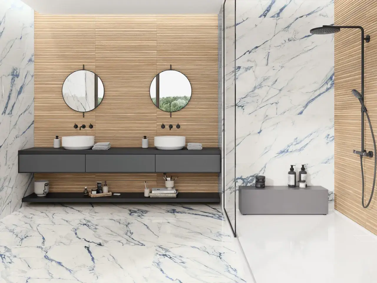 Moderno baño con doble lavabo, ducha y suelo de mármol. ¿Cuánto cuesta cambiar bañera por plato de ducha?