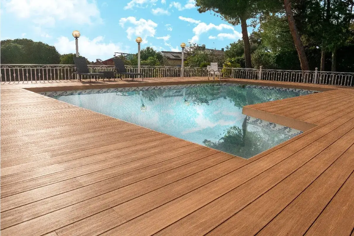 Piscina con tarima de madera, ideal para el tratamiento madera exterior. Disfruta del sol en las tumbonas.
