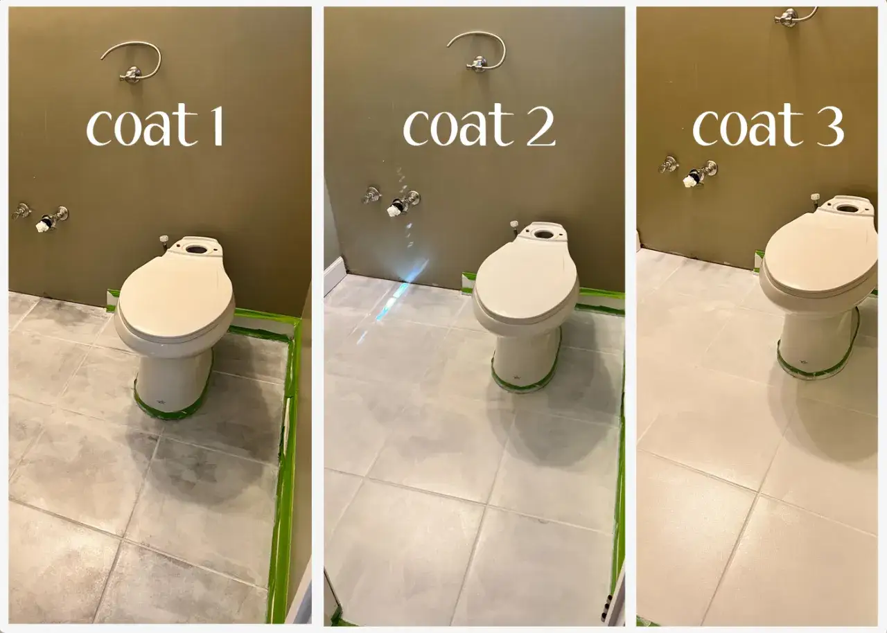 Proceso de pintar azulejos de baño en tres capas. El suelo pasa de gris a un tono más claro y uniforme.