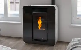 Estufa de pellets moderna con llama encendida. Descubre cómo funciona para calentar tu hogar de forma eficiente.