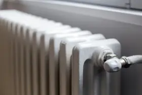 Radiador blanco de gas, ideal para saber cuáles son los mejores radiadores para calefacción de gas.